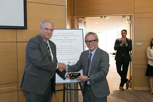 Worcester Mayor Joe Petty presents Li Weibo with the key to the city, in recognition of his support of UMass Chan Medical School.