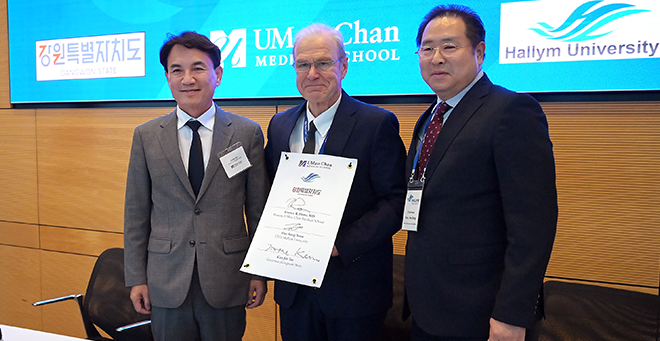 Terence R. Flotte standing with Kim Jin-Tae and Yoon Hee-Sung